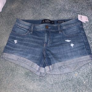 Hollister Low-Rise Midi Short. New with tags. Size 5 w27.